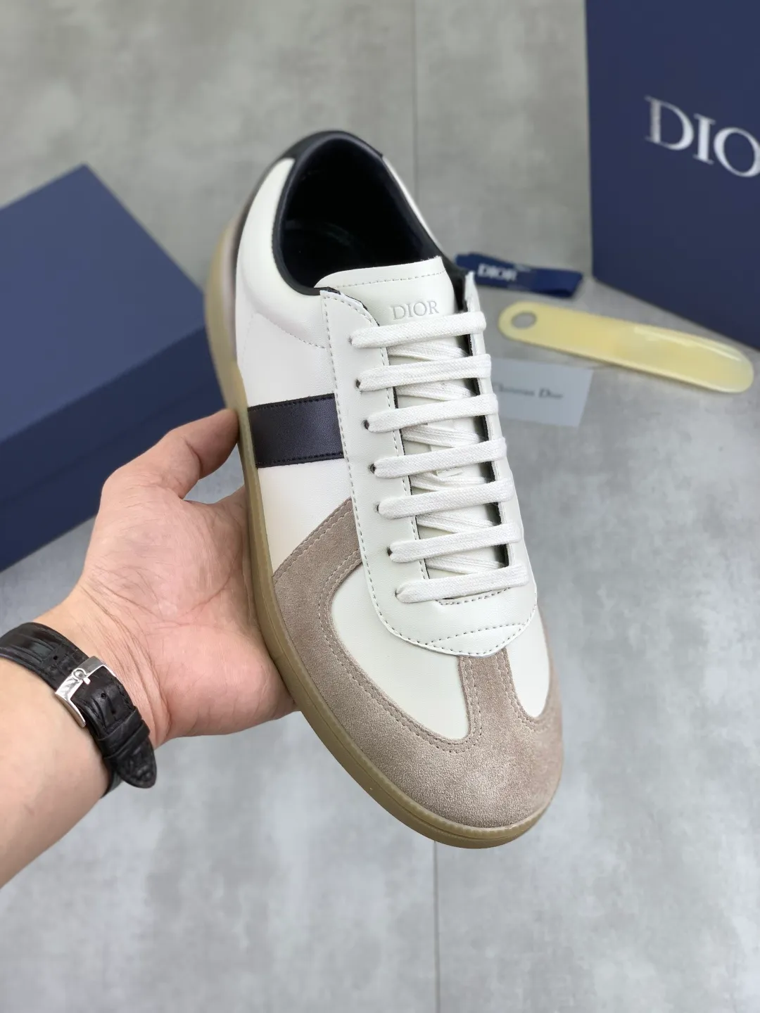 Men's shoes 💰P360 New Dior B01 moral training shoes, white first-layer cowhide, original molded outsole. New to the fall collection, this sneaker marks the return of a Dior classic, reinterpreted in a stylish and elegant silhouette. Crafted from white smooth first-grain cowhide with a tonal silk sheepskin lining, it features the Dior logo on the tongue and inner sides, and a CD icon on the heel. Paired with Tpu anti-slip soles of the same color, it can be matched with various styles to create a sophisticated look.  Code number: 38-44